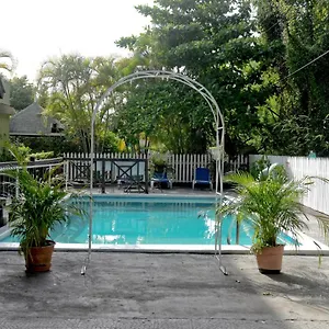 https://pineapplesuites.comcaribbean.com